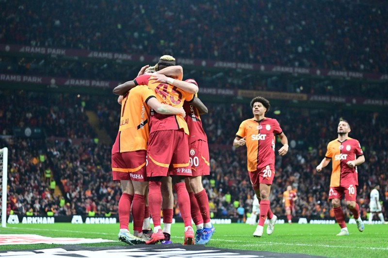 Galatasaray’a sürpriz sağ bek! 10 milyon euroluk yıldızla temaslar başladı - Resim: 3