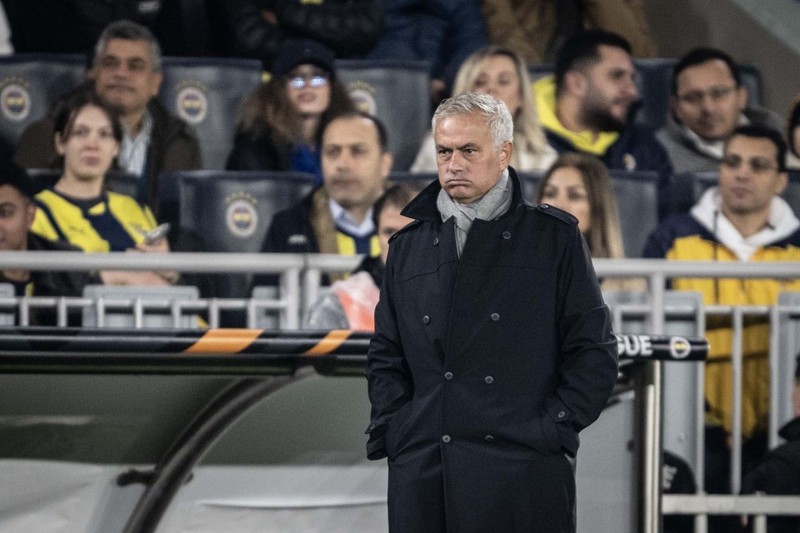 Mourinho’nun kısa süre prensi olmuştu! Fenerbahçe’nin 1.1 milyon euroluk yıldız kayıplara karıştı! Taraftarlar sahada onu arıyor - Resim: 2