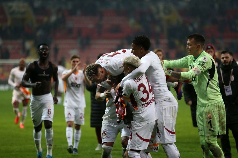 Galatasaraylıları yıkacak transfer haberi! Dünya devinin teknik direktörü forvete onu istiyor! 75 milyon euroyu ödemeye hazırlar - Resim: 3