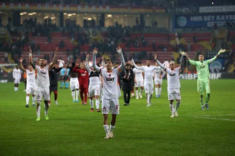 Galatasaraylılara yeni yılın ilk transfer hediyesi! 15 milyon euroluk dünya yıldızıyla anlaşma sağlandı! Kulübü de okey derse ilk uçakla İstanbul’a gelecek - Resim: 3