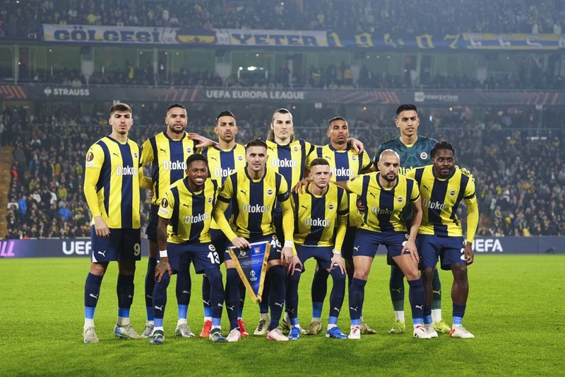 Kimse bunu beklemiyordu! Fenerbahçe’nin 6 milyon euroluk yıldızına sürpriz talip! Yetkililer transfer için İstanbul’a geldi - Resim: 1