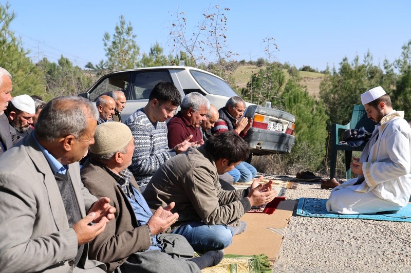 Çukurova'da 10'larca çiftçi bir araya geldi. Ellerini semaya açan çiftçiler, tek bir şey için dua etti - Resim: 1