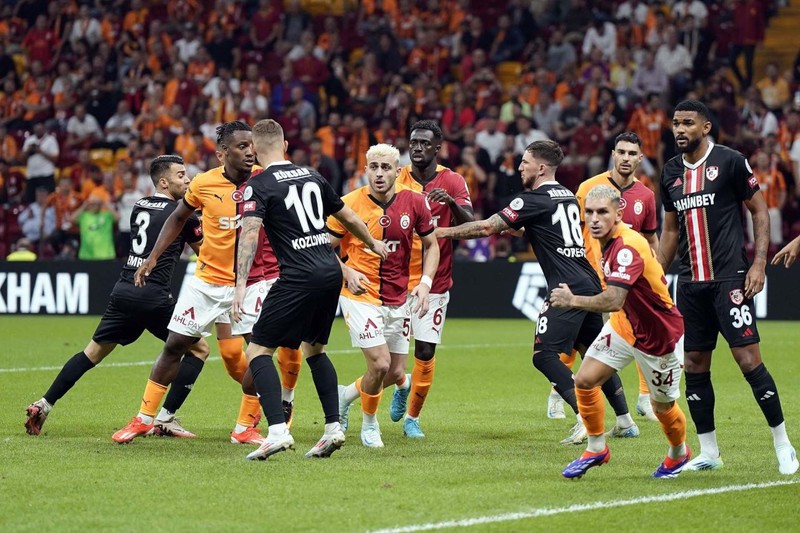 Galatasaray’da 9 milyon euroluk sıkıntı! Yıldız futbolcu kritik maçlarda yok! Taraftarlar kara kara düşünüyor - Resim: 1