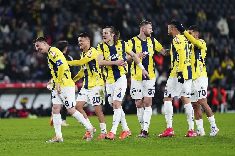 Fenerbahçe’ye şampiyonluk yolunda kötü haber! Tüm planlar alt üst oldu! Yıldız futbolcu kritik Galatasaray derbisine yok! - Resim: 4