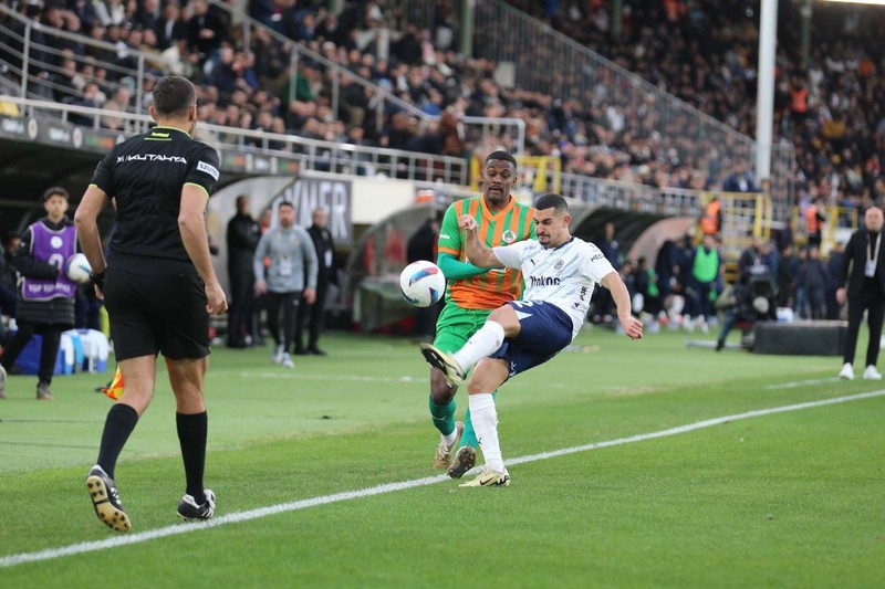 Mourinho yeni jokerini buldu! 3 milyon euroluk yıldız Alanyaspor maçında döktürdü! Yıldız futbolcu Fenerbahçelileri mutlu etti - Resim: 5