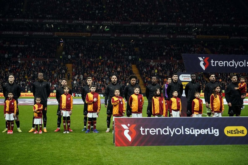 Galatasaray’dan Okan Buruk’tan şok karar! Yıldız futbolcu Süper Lig’de sezonu kapattı! - Resim: 1