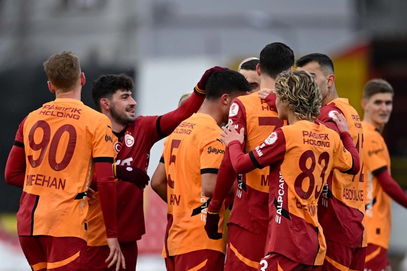 Yılan hikayesine dönmüştü! Galatasaray transferin son gününde bombayı patlattı! Yıldız futbolcu 5.2 milyon euroya hayırlı olsun - Resim: 1