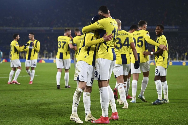 Kadıköy’de yeni bir yıldız doğuyor! Anderlecht maçında Mourinho ve Fenerbahçelileri mest etti! 150 bin euroluk yıldız formayı kaptı - Resim: 4