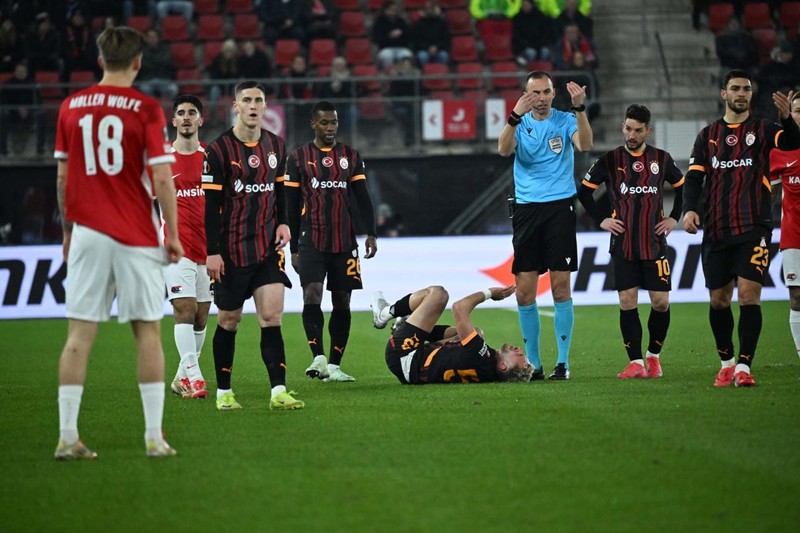 Galatasaray’ın AZ Alkmaar yenilgisi manşetlerde! Hollanda basınından olay ifadeler - Resim: 1