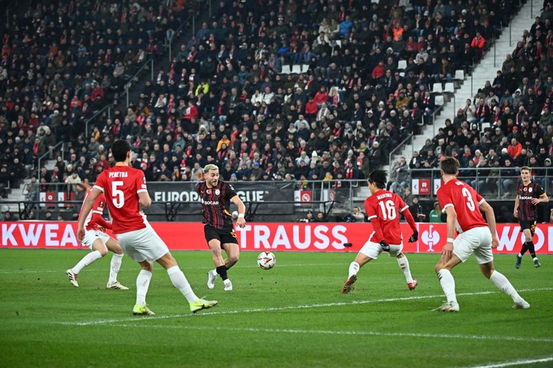 Galatasaray’ın AZ Alkmaar yenilgisi manşetlerde! Hollanda basınından olay ifadeler - Resim: 6