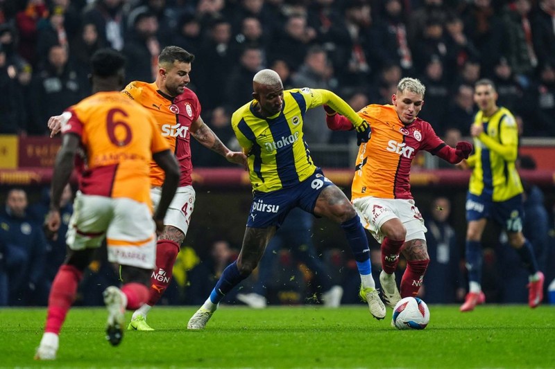 Galatasaray- Fenerbahçe derbisine damga vuran iki penaltı pozisyonu! "Bu pozisyon net penaltı! Devam kararı yanlış" - Resim: 1