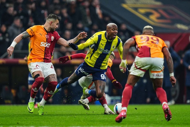 Galatasaray’ın 9 milyon euroluk yıldızı göz doldurdu! Fenerbahçe’yi adete tek başına durdurdu! Taraftarlar yere göğe sığdıramadı - Resim: 2