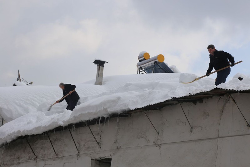 Kastamonu'da kar kalınlığı 2 metreyi aştı... Adeta hayat durdu... Sokağa çıkanlar 2 metrelik manzarayı gördü - Resim: 1