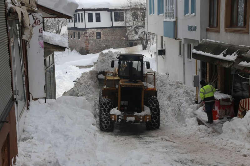 Kastamonu'da kar kalınlığı 2 metreyi aştı... Adeta hayat durdu... Sokağa çıkanlar 2 metrelik manzarayı gördü - Resim: 3