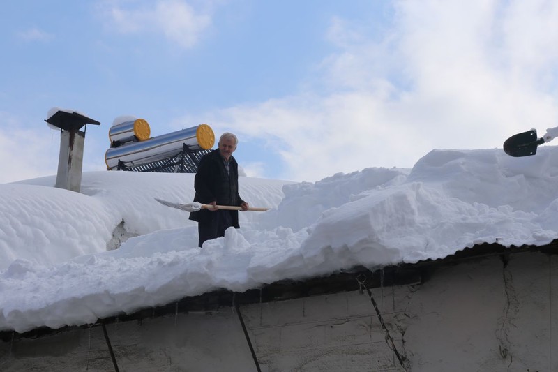 Kastamonu'da kar kalınlığı 2 metreyi aştı... Adeta hayat durdu... Sokağa çıkanlar 2 metrelik manzarayı gördü - Resim: 7