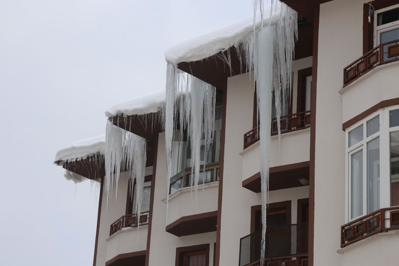 Kastamonu'da kar kalınlığı 2 metreyi aştı... Adeta hayat durdu... Sokağa çıkanlar 2 metrelik manzarayı gördü - Resim: 9