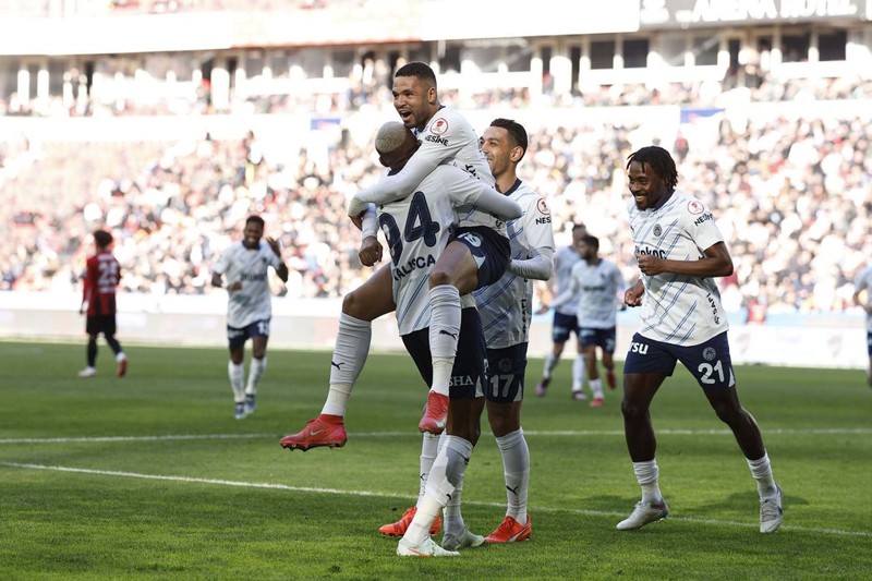 Mourinho’nun yeni gözdesi olmuştu! Fenerbahçe'de şok sakatlık! 3 milyon euroluk yıldız 1-2 hafta forma giyemeyecek - Resim: 1