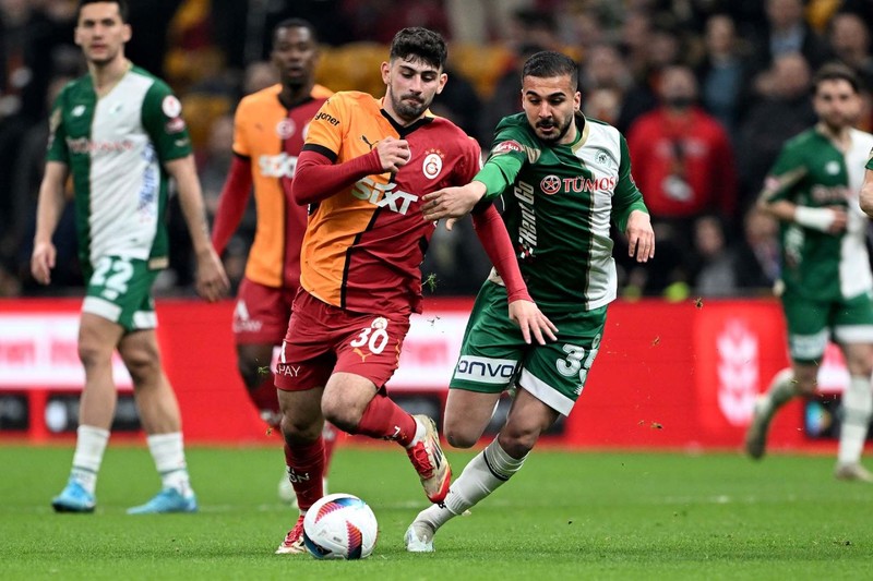 Galatasaray- Konyaspor maçına damga vurdu! Ne yaptın Okan Hoca! O hareketi sosyal medyayı salladı - Resim: 2