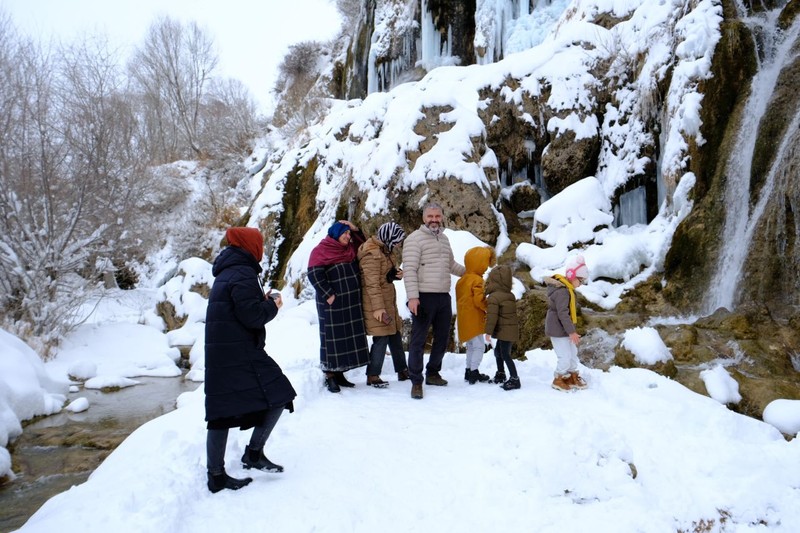 Hava sıcaklığının düştüğü Erzincan'da etkili oldu. Doğal güzelliğiyle öne çıkan bölge, yeniden beyaz gelinliğini giydi - Resim: 3