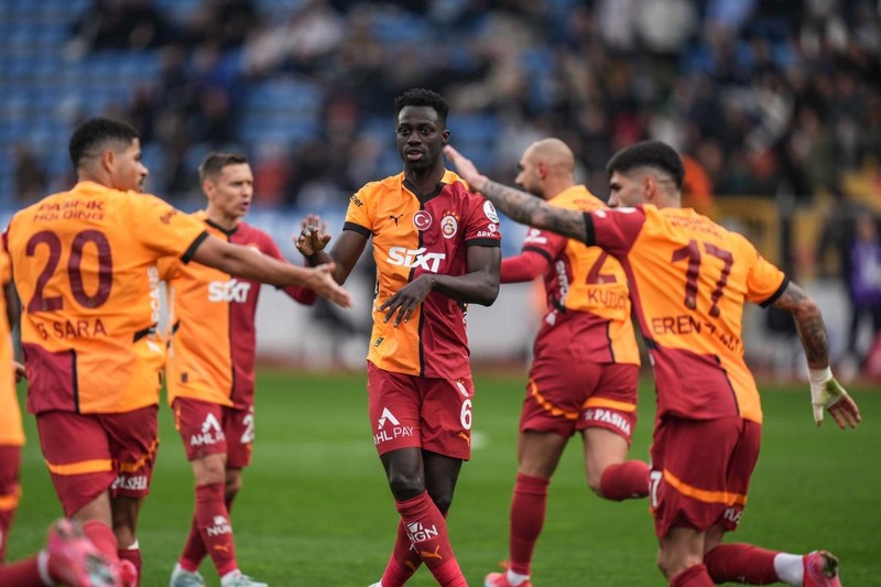 Gözünün yaşına bakmadılar! Galatasaray, yıldız futbolcunun biletini kesti! Yeni transfer imzası kurumadan gönderilecek - Resim: 3