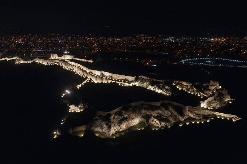 Van'ın günümüze kadar ulaşan tarihi mirasları yeni çehrelerine büründü. Artık gecenin karanlığında tüm ihtişamıyla göz kamaştırıyor - Resim: 1