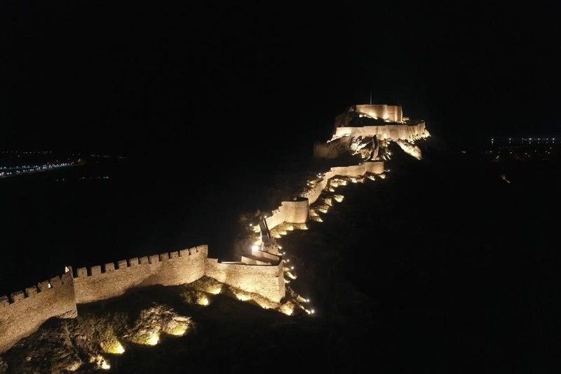 Van'ın günümüze kadar ulaşan tarihi mirasları yeni çehrelerine büründü. Artık gecenin karanlığında tüm ihtişamıyla göz kamaştırıyor - Resim: 2