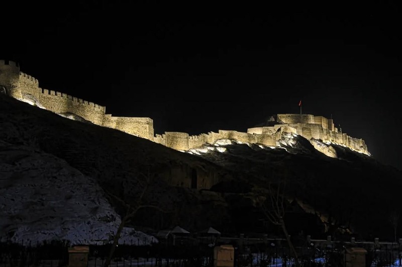 Van'ın günümüze kadar ulaşan tarihi mirasları yeni çehrelerine büründü. Artık gecenin karanlığında tüm ihtişamıyla göz kamaştırıyor - Resim: 3