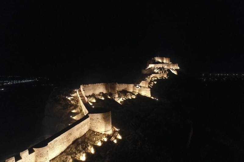 Van'ın günümüze kadar ulaşan tarihi mirasları yeni çehrelerine büründü. Artık gecenin karanlığında tüm ihtişamıyla göz kamaştırıyor - Resim: 4