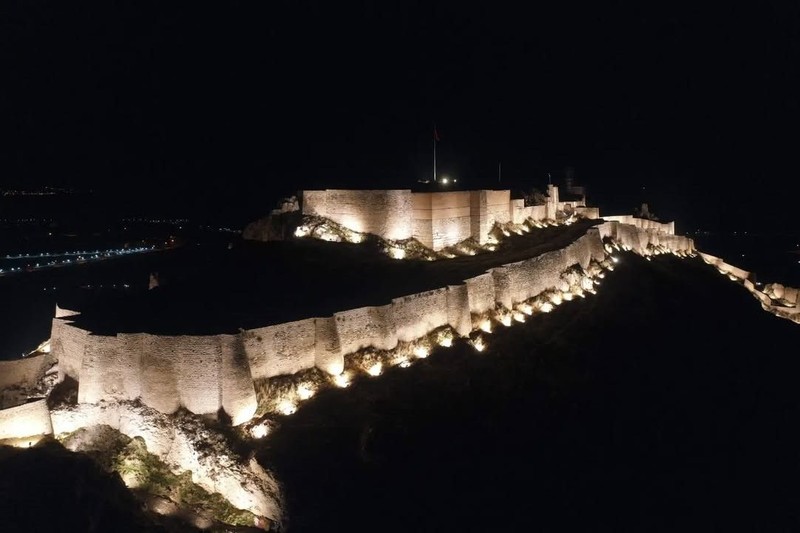 Van'ın günümüze kadar ulaşan tarihi mirasları yeni çehrelerine büründü. Artık gecenin karanlığında tüm ihtişamıyla göz kamaştırıyor - Resim: 6