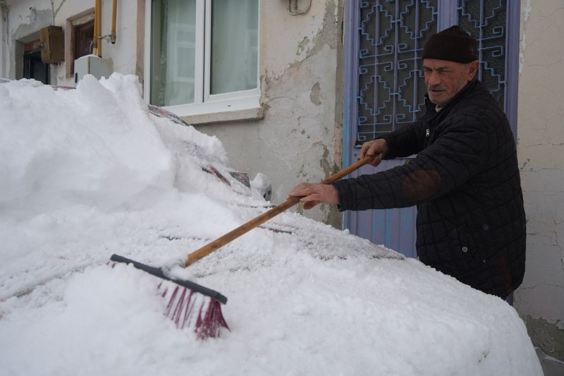 Bayburt'ta sokağa çıkan vatandaşlar karşılarında gördükleri manzaraya inanamadı. 10-15 santimetreyi bulmuştu. Tarihi bir gün yaşadılar - Resim: 2