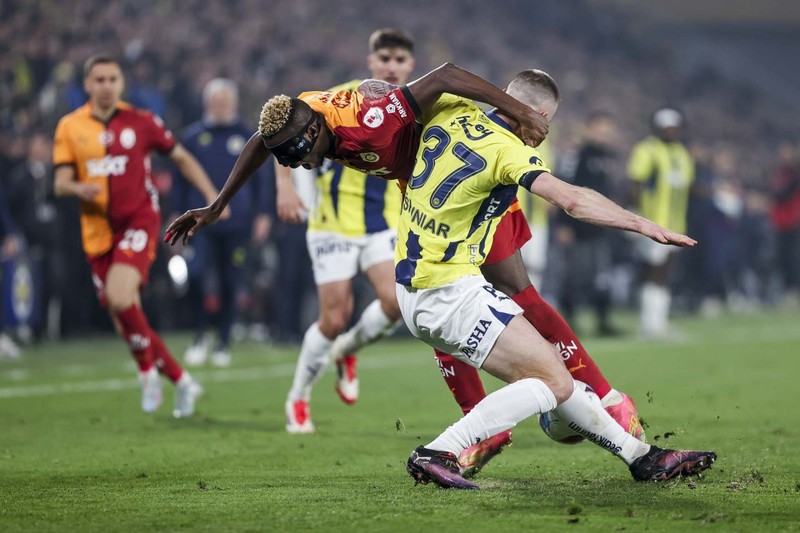 Fenerbahçe- Galatasaray derbisinin raporu ortaya çıktı! Fred’in neden kırmızı kart gördüğü belli oldu! 4-5 kez aynı cümleyi tekrarlamış - Resim: 1