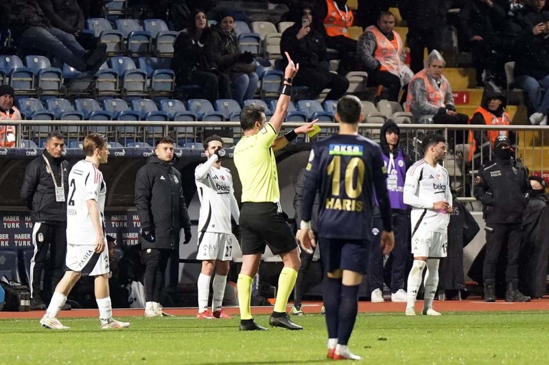 En kötü istatistikle tarihe geçti! 2.5 milyon euroluk yıldız Beşiktaşlıları çıldırttı! Samet Aybaba’ya büyük tepki var! - Resim: 3