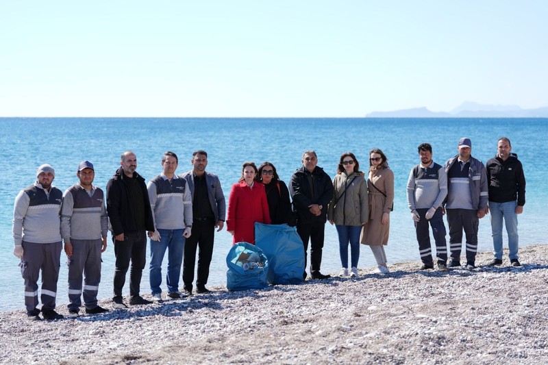 Antalya'da 100'lercesi teker teker poşetlere yerleştirildikten sonra 100'lercesi aynı yere gönderilecek. Büyük temizlik yapıldı - Resim: 1