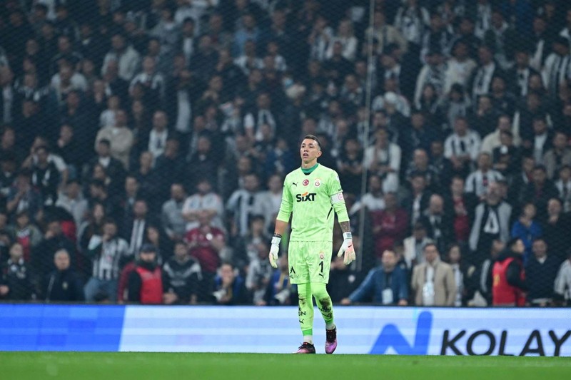 Galatasaray, Muslera’nın yerine transfer etmek istiyordu! 25 milyon euroluk yıldızın istediği maaş şoke etti! Dursun Özbek 2.saniye masadan kalktı - Resim: 2
