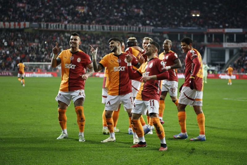 Kıran kırana mücadele! Şampiyonluk yarışında son 7 hafta! İşte Fenerbahçe ve Galatasaray’ın kalan maçları - Resim: 1
