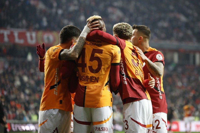 Transferi için 10 milyon euro istenmişti! Yıldız futbolcu Cimbom’u seçti! Galatasaray transferi yaparsa Fenerbahçe kasayı dolduracak - Resim: 3