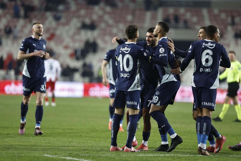 Transferde evdeki hesap çarşıya uymadı! Fenerbahçe’nin 25 milyon dolarlık hayali buhar oldu! Yıldız futbolcu gittiği gibi geri dönüyor - Resim: 2