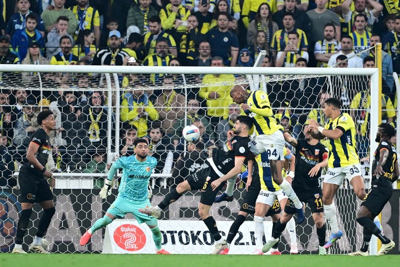 Fenerbahçe’de 7.6 milyon euroluk pişmanlık! Performansı taraftarları çıldırttı! Kadıköy’de ıslık sesleri yükseldi - Resim: 1