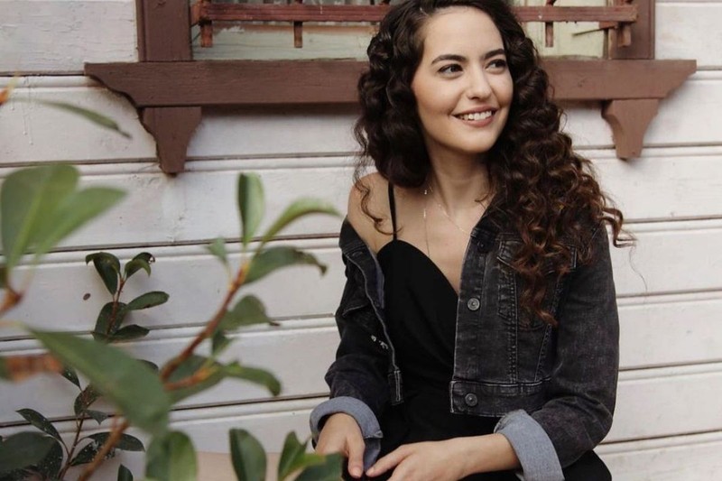Ünlü oyuncu Ezgi Şenler’in mutlu günü! Çocukluk aşkıyla evlilik yolunda ilk adımı attı - Resim: 1
