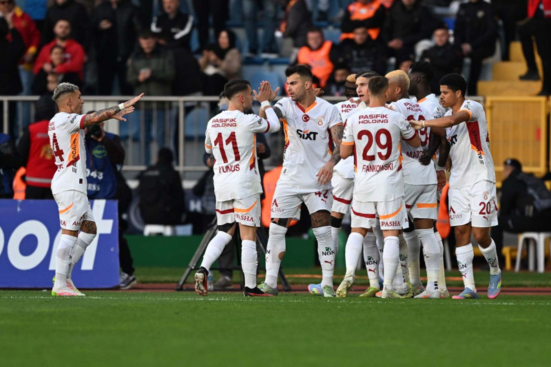 Performansıyla herkesi şoke etmişti! Galatasaray’da taşlar yerinden oynadı! Okan Buruk 8 milyon euroluk yıldıza kesik atacak - Resim: 1