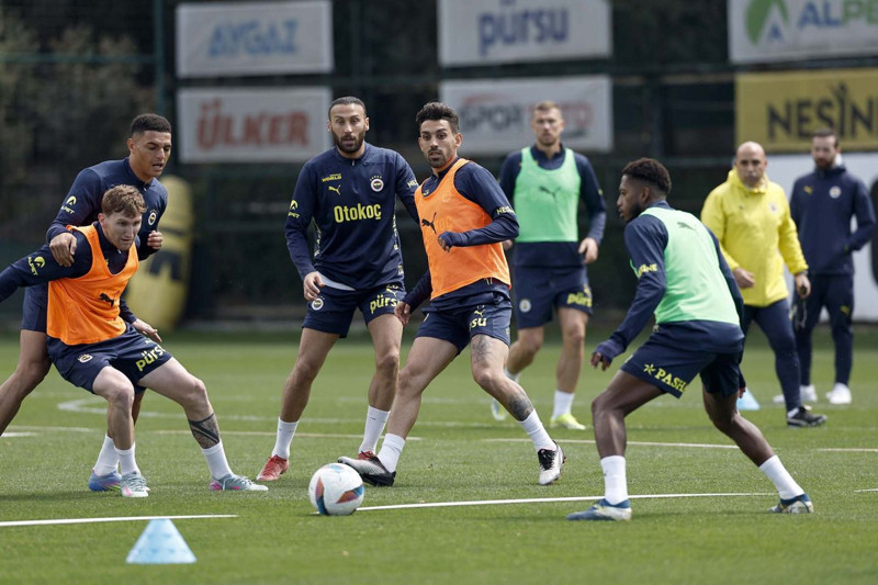 Fenerbahçe'de kabuk değişimi başlıyor! Yeni sezonda onlara yer yok! Takımdan ayrılacak ilk 3 yabancı futbolcu belli oldu! - Resim: 1