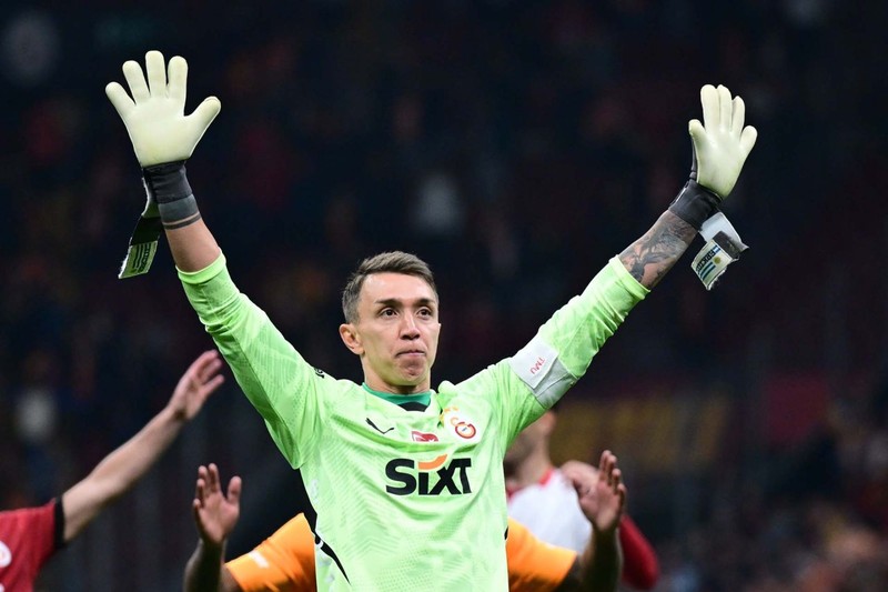 Ses getirecek transfer hamlesi! Galatasaray’a “Şampiyonlar Ligi” kalecisi! Muslera’nın veliahtı bulundu! 3 yıllık sözleşme teklif edilecek - Resim: 3