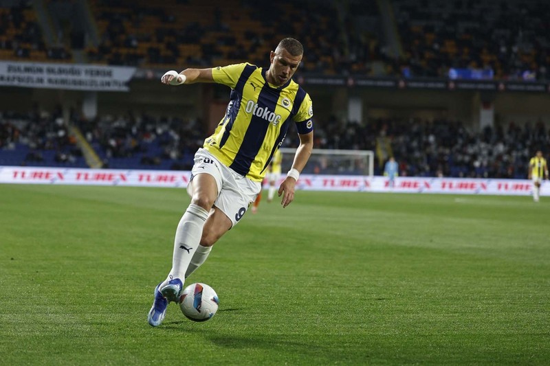 Herkes gitmesini bekliyordu! Fenerbahçe’de şaşkınlık yaratan gelişme! 4.2 milyon euroluk yıldız kalmak için dünya devini bekletiyor - Resim: 4