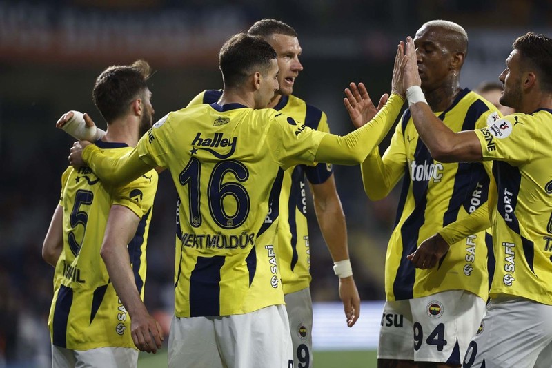 Herkes gitmesini bekliyordu! Fenerbahçe’de şaşkınlık yaratan gelişme! 4.2 milyon euroluk yıldız kalmak için dünya devini bekletiyor - Resim: 1