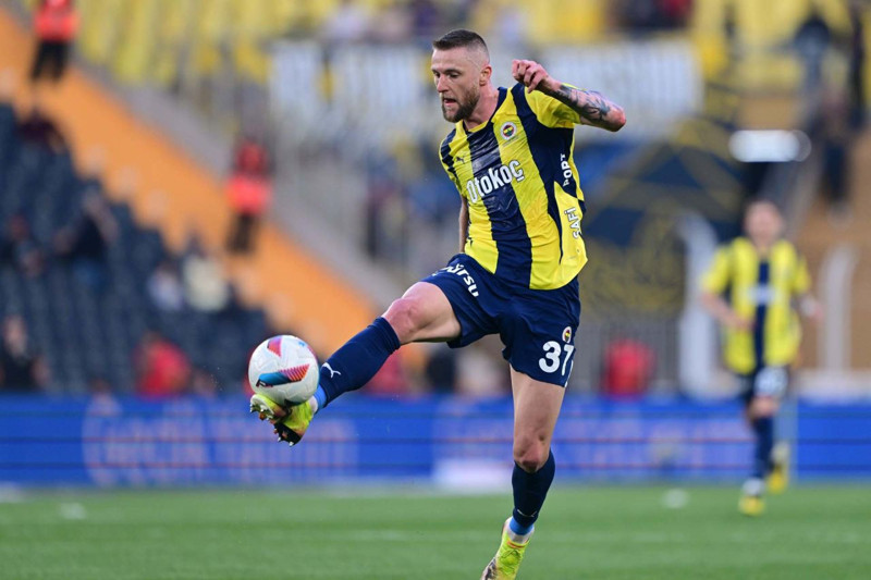 Fenerbahçeliler yıldız futbolcuyu bağrına bastı! Sadece 15 milyon euroluk yıldız alkışlandı! - Resim: 5