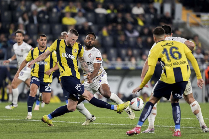 Fenerbahçeliler yıldız futbolcuyu bağrına bastı! Sadece 15 milyon euroluk yıldız alkışlandı! - Resim: 6