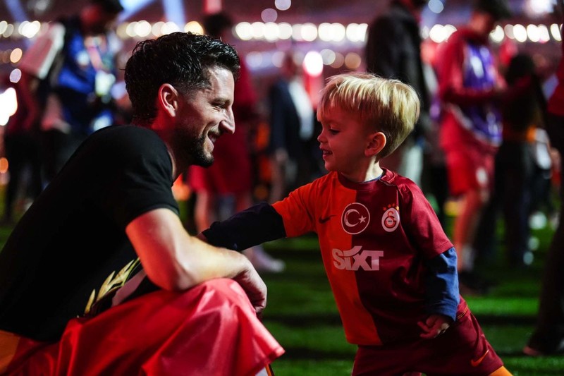 Şampiyonluk kutlamasında gözyaşlarını tutamamıştı! Galatasaray'dan yıldız futbolcu için veda paylaşımı: "Bu formayı kalpleriyle sahiplendiler" - Resim: 5