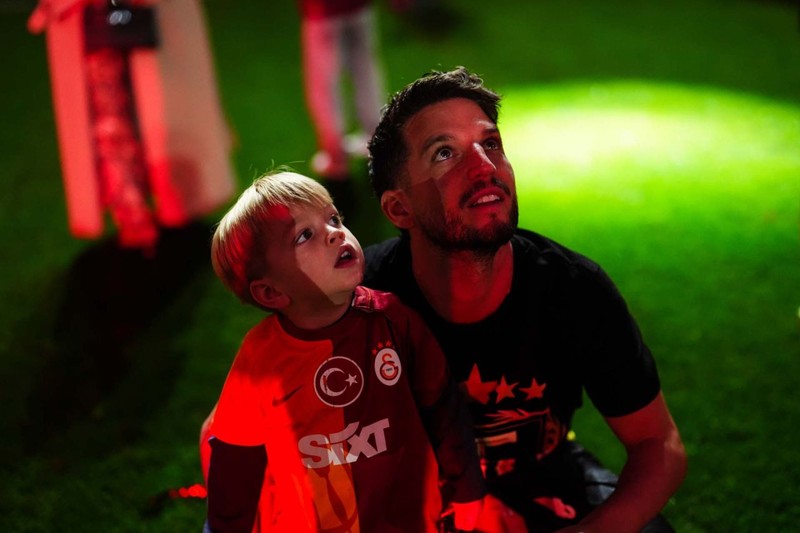 Şampiyonluk kutlamasında gözyaşlarını tutamamıştı! Galatasaray'dan yıldız futbolcu için veda paylaşımı: "Bu formayı kalpleriyle sahiplendiler" - Resim: 6