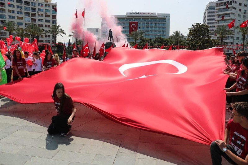 Ünlülerden 19 Mayıs paylaşımları! Sosyal medyada bayram coşkusu - Resim: 1