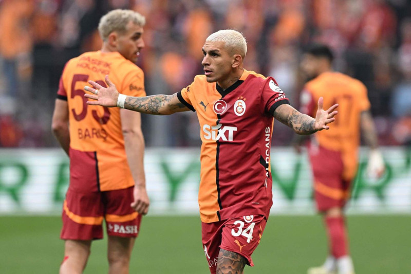 Şampiyonluk kutlamasına sevgilisiyle katılmıştı! Galatasaray’ın yıldızı Torreira herkesi ters köşe yaptı! Şaşkına çeviren Devrim Özkan hamlesi - Resim: 1